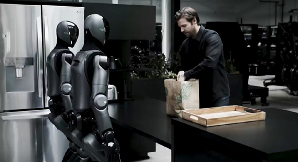 피규어AI 관계자가 '피규어02'들에게 식재료들을 꺼내 보여주며 잘 보관해두라고 지시하고 있다. [사진=링크드인 계정 Brett Adcock]