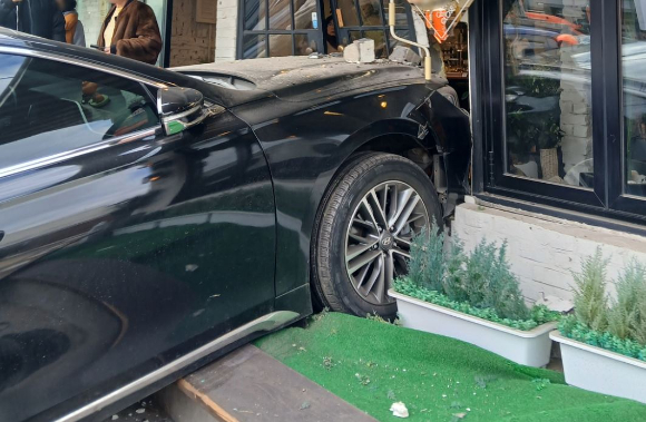 인천서 한 승용차가 인근 카페로 돌진하는 사고가 발생했다. 사진은 사고 현장. [사진=인천 검단소방서]