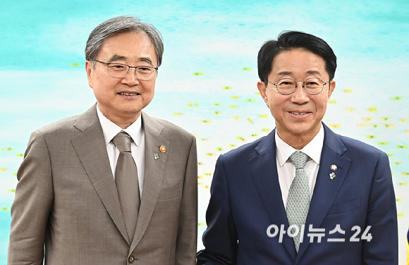 조현 외교부 장관이 19일 서울 여의도 국회에서 조정식 국회의장을 예방하고 있다. [사진=곽영래 기자]