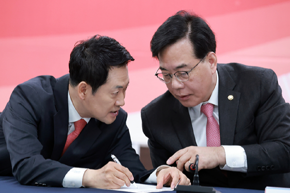 국민의힘 장동혁 대표가 6일 인천 남동구 인천시당에서 열린 현장 최고위원회의에 참석해 송언석 원내대표와 대화하고 있다. 2026.4.6 [사진=연합뉴스]