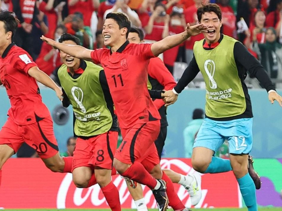 지난 2022년 12월 3일 오전(한국시간) 카타르 알라이얀의 에듀케이션 시티 스타디움에서 열린 2022 카타르 월드컵 조별리그 H조 3차전 대한민국과 포르투갈 경기에서 2-1로 승리하며 16강 진출에 성공한 대표팀 선수들이 세리머니를 하고 있다. [사진=연합뉴스]