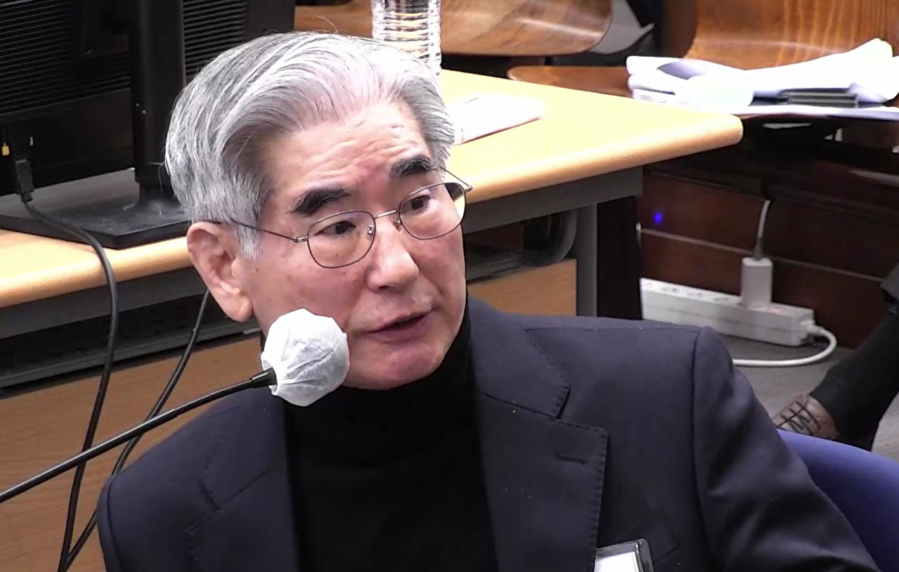 김용현 전 국방부 장관이 12&middot;3 비상계엄이 '경고성 계엄'이었다는 윤석열 전 대통령 주장을 두둔하는 증언을 형사재판에서 재차 내놨다. 김 전 장관은 30일 서울중앙지법 형사합의25부(지귀연 부장판사) 심리로 열린 윤 전 대통령의 내란 우두머리 혐의 사건 공판에 증인으로 출석했다. 사진은 이날 출석한 김 전 장관의 모습. 2025.12.30 [서울중앙지법 제공. 재판매 및 DB금지] [사진=연합뉴스]