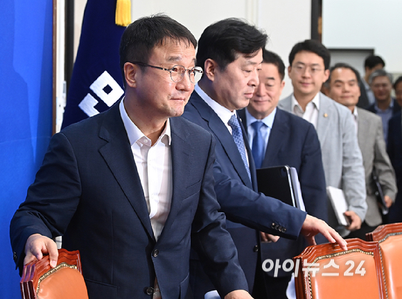 한병도 더불어민주당 당대표 직무대행 겸 원내대표가 14일 서울 여의도 국회에서 열린 최고위원회의에 참석하고 있다. [사진=곽영래 기자]