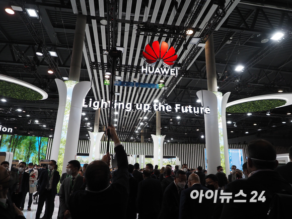 MWC 2022에서 1홀 절반을 차지하고 있는 화웨이 전시관 [사진=김문기 기자]