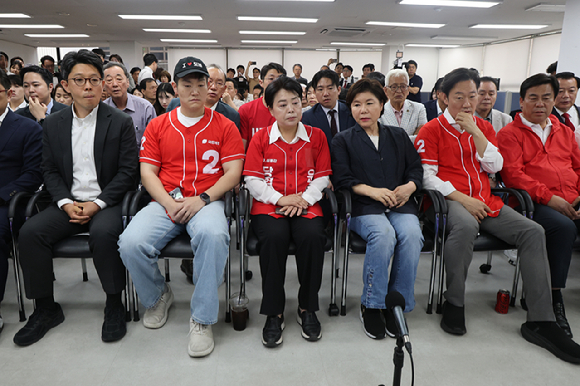 오세훈 국민의힘 서울시장 후보 선거대책위원회 관계자들이 3일 서울 종로구 대왕빌딩에 마련된 선거캠프에서 제9회 전국동시지방선거 방송3사 출구조사 결과를 확인한 뒤 굳은 표정을 짓고 있다.왼쪽부터 김병민 선대위 대변인, 김재섭&middot;윤희숙 공동선대위원장, 조은희 총괄선거대책본부장, 박수민 공동선대위원장, 김선동 총괄본부장. [사진=연합뉴스]