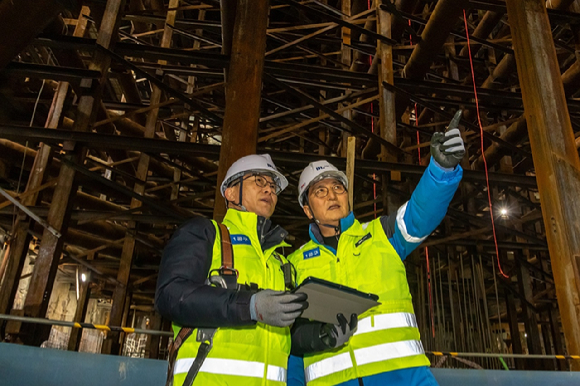 박상신 DL이앤씨 대표(오른쪽)가 1월 10일 영동대로 지하공간 복합개발 1공구 건설 현장에서 안전보건 관리 현황을 점검하고 있다. [사진=DL이앤씨]