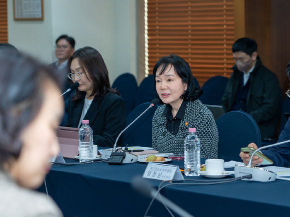 송경희 개인정보보호위원회 위원장이 3월 4일 오후 서울 중구 소재 한국프레스센터에서 개최된 '생성형AI분야 개인정보 처리방침 개선을 위한 현장간담회'에서 인사말을 하고 있다. [사진=개인정보보호위원회]