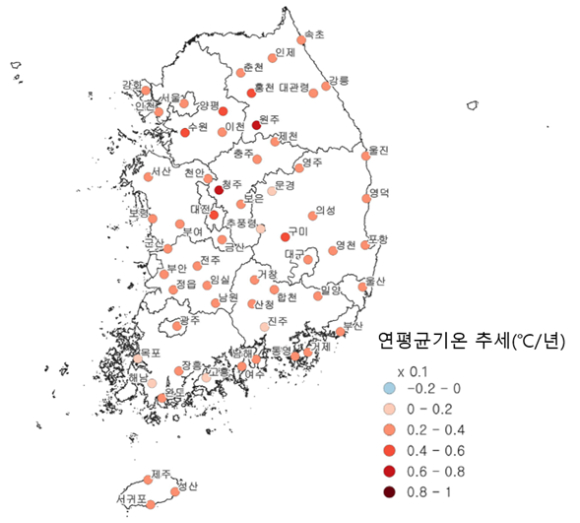 폭염 속 서울역 쪽방촌 인근 한 공원에서 주민이 쿨링포그를 맞으며 부채질을 하고 있다. [사진=연합뉴스]