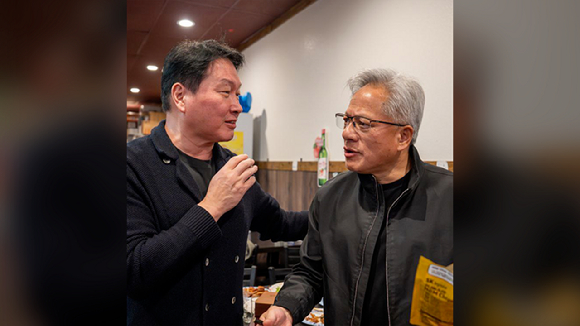 최태원 SK그룹 회장과 젠슨황 엔비디아 CEO. [사진=SK하이닉스 뉴스룸]