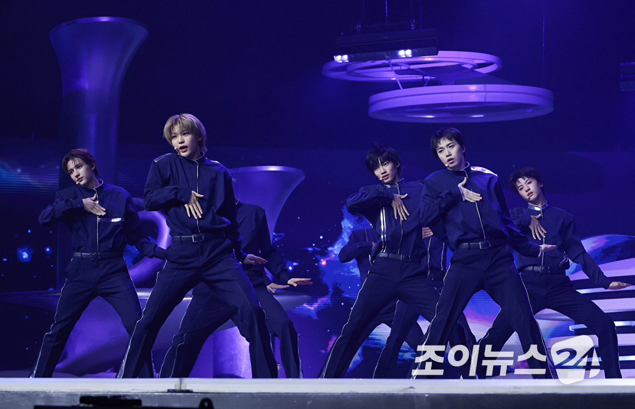 그룹 A2O 소울이 12일 오후 경기도 고양시 일산 킨텍스에서 진행된 A2O 소울(A2O SOUL)&middot;A2O 라이트(A2O LITE)의 데뷔쇼 '웰컴 투 소울라이트 프롬 A2O 소울 A2O 라이트(WELCOME TO SOULITE From A2O SOUL A2O LITE)' 행사에 참석해 열띤 무대를 펼치고 있다. [사진=문수지 기자]