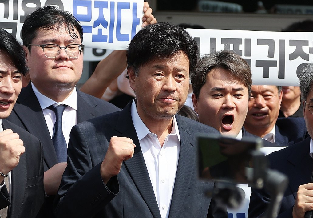 대장동 개발 민간업자 일당에게 금품을 받은 혐의로 항소심에서 실형을 선고받고 법정구속 된 후 보석으로 석방된 김용 전 민주연구원 부원장이 지난 8월 20일 경기도 화성시 마도면 화성직업훈련교도소 앞에서 참석자들의 구호를 듣고 있다. 2025.8.20 [사진=연합뉴스]