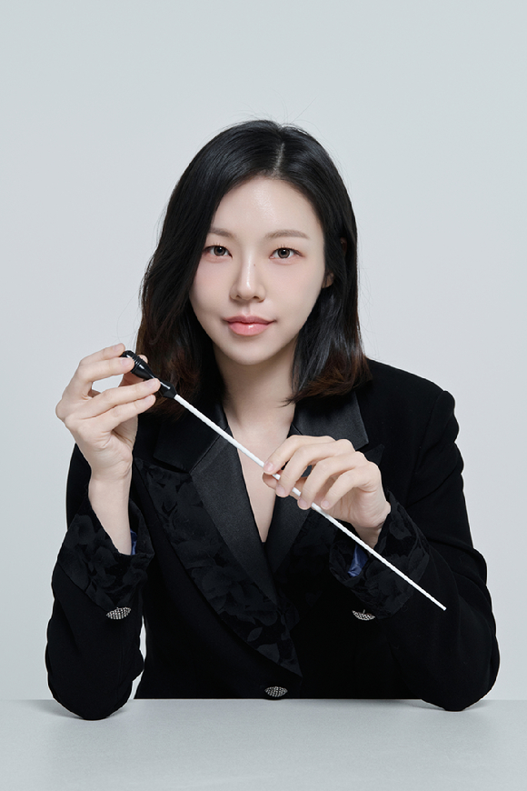 플래직 대표이사 겸 지휘자 진솔이 인터뷰에 앞서 사진 촬영을 하고 있다. [사진=플래직 ]