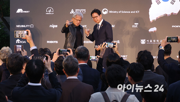 젠슨 황 엔비디아 최고경영자(CEO)가 8일 서울 중구 신라호텔에서 열린 '엔비디아 코리아 AI 에코시스템 리셉션'에서 배경훈 부총리 겸 과학기술정보통신부 장관과 러브샷을 하고 있다. [사진=정소희 기자]
