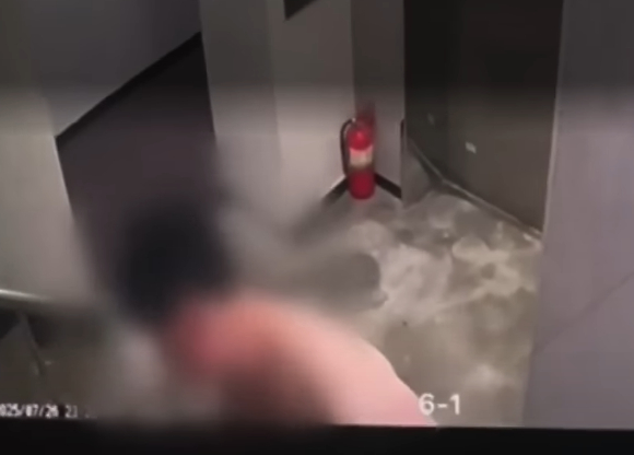 숙박업소 객실에 알몸 남성이 침입하는 사건이 일어났다. 사진은 숙소 침대에 알몸으로 누워 있는 해당 남성. [사진=JTBC '사건반장' 캡처]