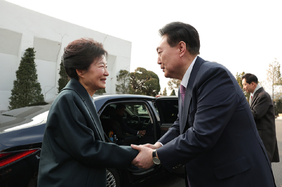 윤석열 대통령이 29일 서울 한남동 관저에서 박근혜 전 대통령과 오찬을 마친 뒤 배웅하고 있다. [사진=대통령실]