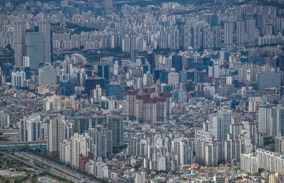 서울 송파구 롯데월드타워 전망대 서울스카이에서 바라본 서울 성동구 일대 아파트의 모습 [사진=뉴시스]