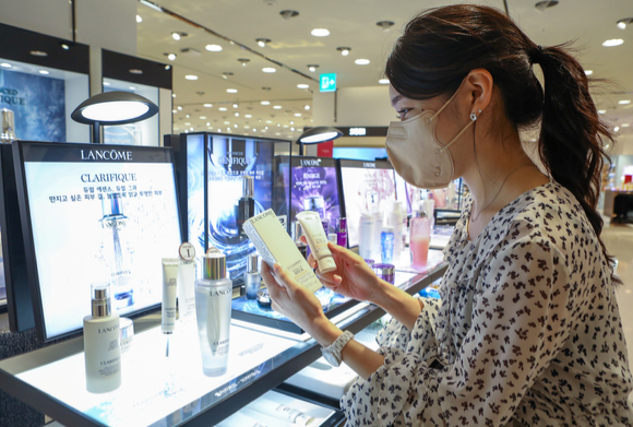 올해 상반기 백화점 매출이 지난해보다 18.4% 증가했다. 사진은 한 소비자가 백화점에서 화장품을 살펴보고 있는 모습. [사진=롯데백화점]