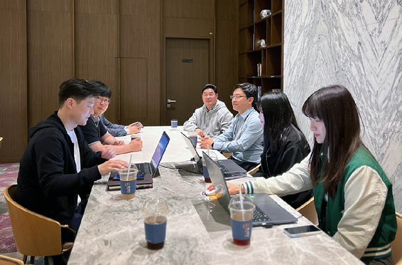 호반건설 임직원들이 상반기 워케이션에 참여하고 있다. [사진=호반건설]