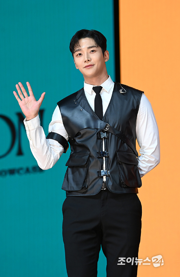 그룹 에스에프나인(SF9) 로운이 22일 오후 서울 광진구 예스24라이브홀에서 열린 SF9 열 번째 미니앨범 '루미네이션(RUMINATION)' 발매 쇼케이스에서 포토타임을 갖고 있다. [사진=정소희 기자]