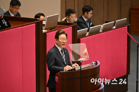 이재명 대통령이 26일 오전 서울 여의도 국회에서 열린 제426회국회(임시회) 제2차 본회의에서 2025년도 제2회 추가경정예산안에 대한 정부의 시정연설을 하고 있다. [사진=국회사진기자단]