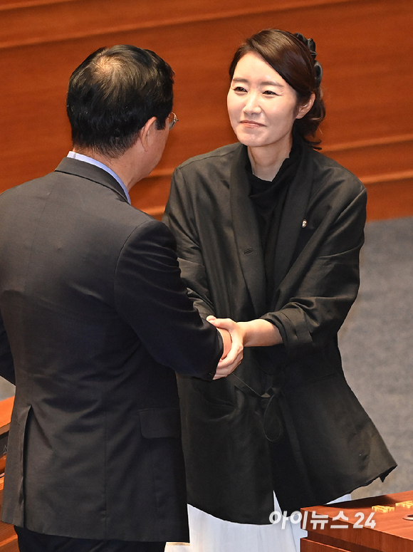 강선우 더불어민주당 의원이 5일 오후 서울 여의도 국회 본회의에서 방송법 일부개정법률안(대한)에 대한 무제한토론 종결동의의 건에 대해 투표 후 의원들과 인사하고 있다. [사진=곽영래 기자]