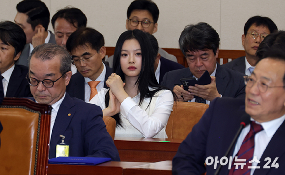 뉴진스 멤버 하니 팜이 지난 15일 오후 서울 여의도 국회에서 열린 환경노동위원회의 경제사회노동위원회, 중앙노동위원회, 최저임금위원회 등에 대한 국정감사에 참고인 자격으로 참석해 있다. [사진=곽영래 기자]