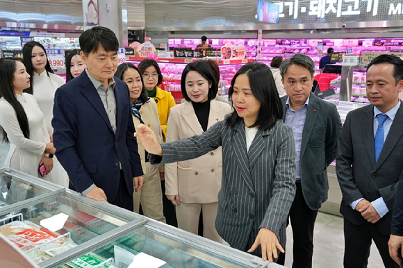 지난 22일 서울특별시 중구에 위치한 롯데마트 제타플렉스 서울역점에서 윤병수 롯데마트&middot;슈퍼 해외사업부문장(왼쪽)과 응우옌 타오 히엔 베트남 산업무역부 해외시장개발&middot;다자무역국 부국장을 비롯한 관계자들이 '2026 베트남 물산전' 행사장을 둘러보고 있다. [사진=롯데마트]