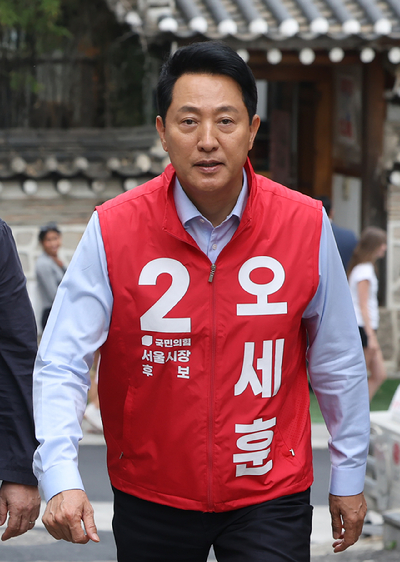 오세훈 국민의힘 서울시장 후보가 19일 관광공약 발표를 위해 서울 종로구 북촌라운지 차차티클럽을 방문하고 있다. [사진=연합뉴스]