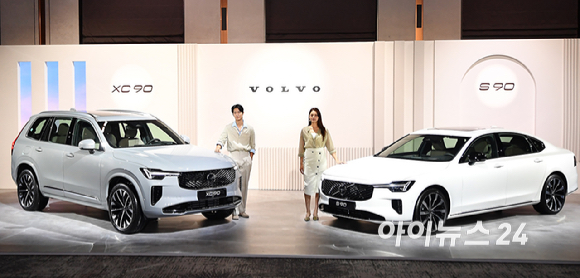 볼보자동차코리아가 2일 서울 광진구 비스타 워커힐에서 신형 XC90 과 S90을 국내 최초 공개해 이윤모 볼보자동차코리아 대표이사와 모델들이 포즈를 취하고 있다.볼보자동차코리아는 현대적인 스칸디나비아 스타일과 최첨단 기술이 적용된 스웨디시 럭셔리 플래그십 신형 XC90 및 S90을 동시에 출시했다. [사진=곽영래 기자]