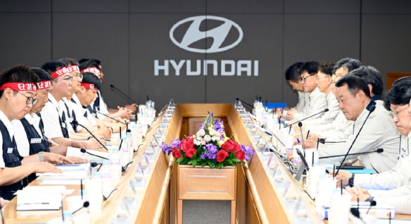 현대자동차 노사 대표가 18일 울산공장에서 올해 임금 및 단체협약 상견례를 열고 있다. 2025.6.18 [현대차 제공] [사진=연합뉴스]