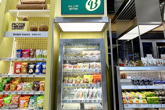 '올리브베러'의 1호점인 올리브베러 광화문점 1층에 풀무원 제품들이 진열돼 있다. [사진=풀무원]