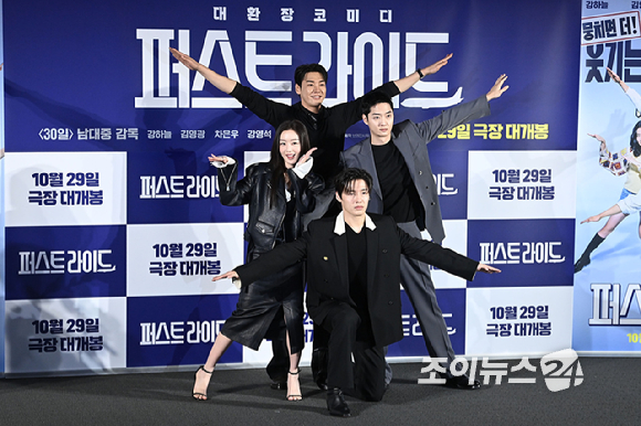 배우 강하늘, 김영광, 남대중 감독, 배우 한선화, 강영석이 25일 서울 용산구 CGV 용산아이파크몰점에서 열린 영화 '퍼스트 라이드'(감독 남대중) 제작보고회에 참석해 포즈를 취하고 있다. [사진=문수지 기자]