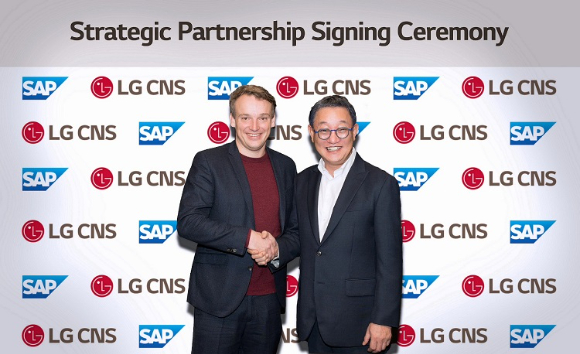 LG CNS 현신균 대표(오른쪽)와 SAP 크리스찬 클라인 CEO(왼쪽)가 전략적 파트너십 양해각서 체결 후 기념촬영하는 모습 [사진=LG CNS]