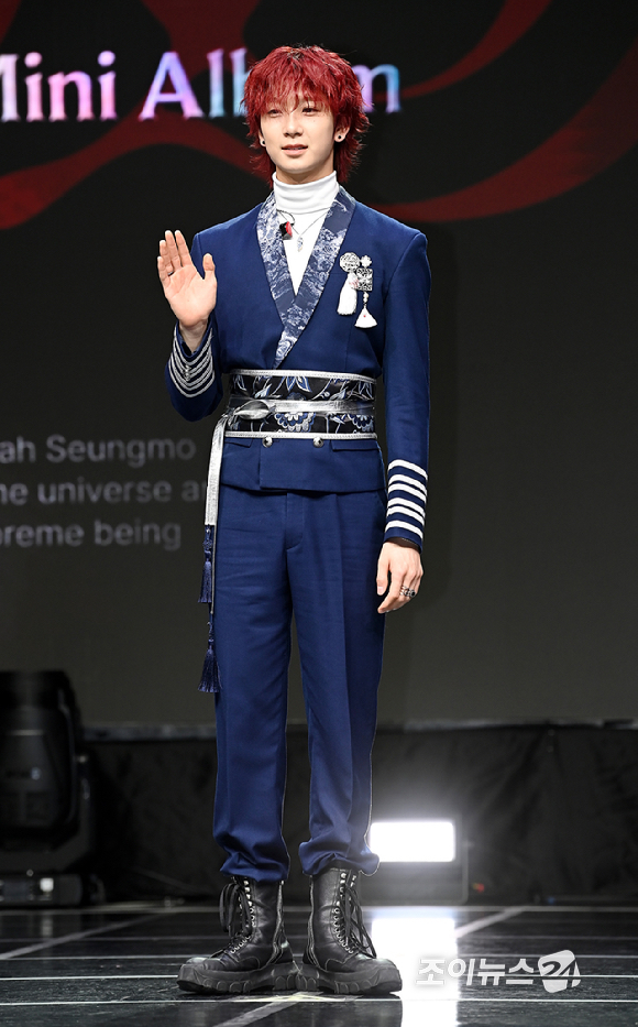 그룹 앰퍼샌드원(AMPERS&ONE) 카이렐이 8일 서울 용산구 노들섬 라이브하우스에서 열린 미니 4집 '데피니션'(DEFINITION) 발매 기념 쇼케이스에서 포토타임을 갖고 있다. [사진=곽영래 기자]