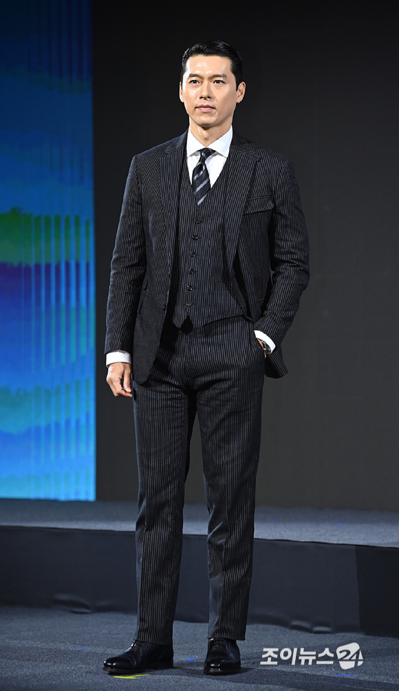 배우 현빈이 15일 서울 강남구 그랜드 인터컨티넨탈 서울 파르나스에서 열린 디즈니+ '메이드 인 코리아' 제작발표회에서 포즈를 취하고 있다. [사진=곽영래 기자]