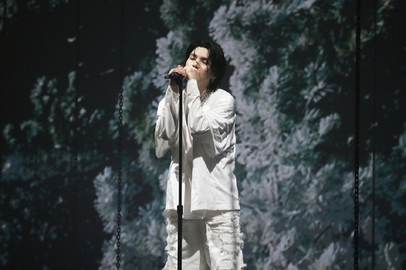 방탄소년단 슈가가 25일 서울 송파구 잠실 실내체육관에서 열린 월드 투어 'SUGA | Agust D TOUR D-DAY in SEOUL'에서 무대를 펼치고 있다. [사진=빅히트뮤직]