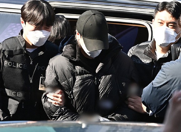 세 살배기 딸을 학대해 숨지게 한 30대 친모 A씨가 지난 19일 경기도 안산시 수원지방법원 안산지원에서 열린 구속 전 피의자 심문(영장실질심사)에 출석하고 있다. [사진=연합뉴스]