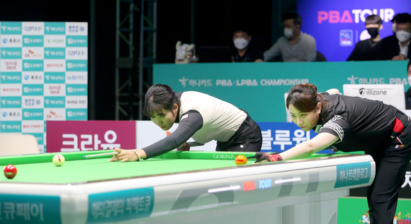 지난 20일 열린 LPBA 투어 '하나카드 PBA-LPBA 챔피언십' 결승전에서 김민아(오른쪽)와 스롱 피아비가 선공을 가르는 뱅킹에 나서고 있다. [사진=프로당구협회(PBA)]