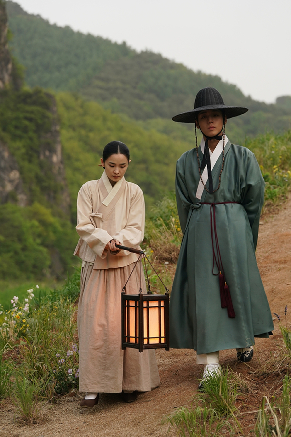 '왕과 사는 남자' 제작사 온다웍스 임은정 대표가 인터뷰에 앞서 포즈를 취하고 있다. [사진=(주)쇼박스]