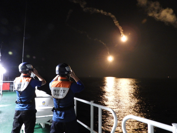 지난 2일 오후 부산 앞바다에서 예인선이 전복돼 1명이 사망하고 선원 6명이 실종돼 당국이 구조 중이다. 8명이 탄 예인선이 상선을 예인하다 오륙도 앞바다에서 전복돼 현재 1명이 사망하고 1명이 구조된 상태다. [사진=연합뉴스]