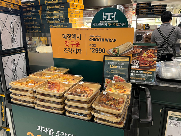 델리바이애슐리 매장에서 고객들이 제품을 고르고 있다. [사진=이랜드이츠]