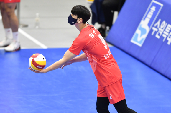 한국전력 임성진(왼쪽)이 지난 10일 수원체육관에서 열린 삼성화재와 홈 경기 도중 상대 블로커 사이로 스파이크를 시도하고 있다. [사진=한국배구연맹(KOVO)]