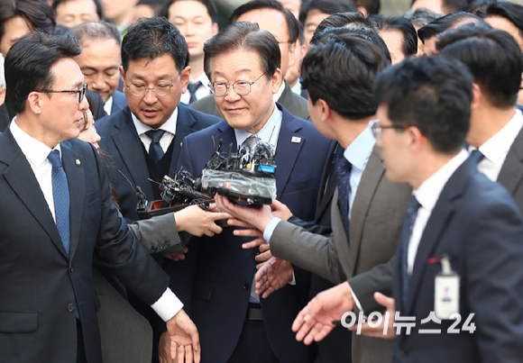 이재명 더불어민주당 대표가 15일 오후 서울 서초구 서울중앙지방법원에서 열리는 '공직선거법 위반' 1심 선고 공판에 출석하기 위해 법정으로 향하고 있다. [사진=곽영래 기자]