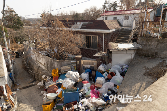 오세훈 국민의힘 서울시장 후보가 4일 서울 구로구 온수역 역세권 활성화사업 현장을 찾아 주민들과 간담회를 하고 있다. [사진=연합뉴스]
