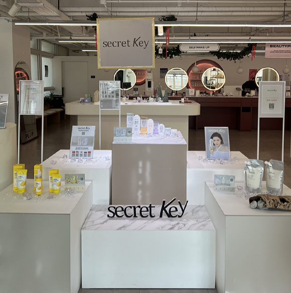 시크릿키가 명동에 위치한 K-뷰티 체험관 뷰티플레이 팝업을 통해 제품을 전시하고 있다. [사진=시크릿키]