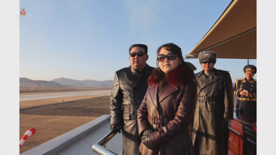 김정은(맨 왼쪽) 북한 국무위원장과 딸 주애(왼쪽 두번째)가  2023년 11월 30일 제1공군사단 비행연대의 시위비행을 관람하고 있다. [사진=조선중앙통신]