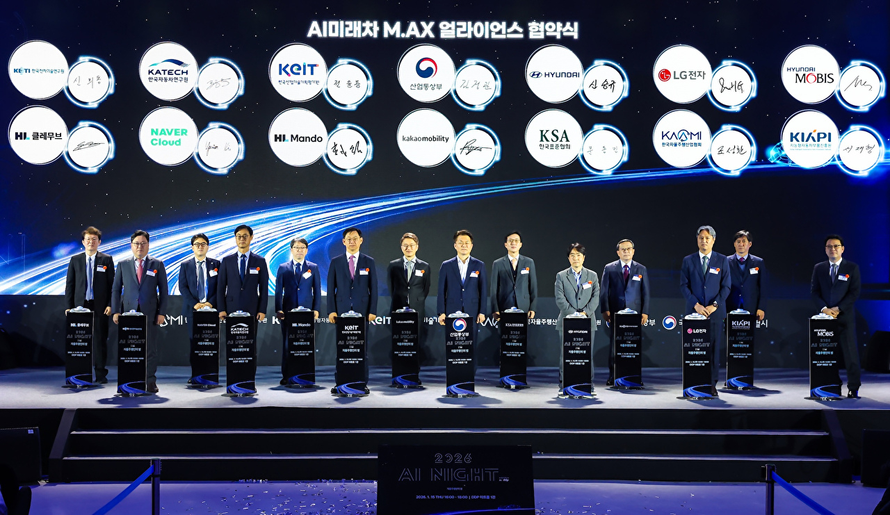 15일 서울 중구 동대문디자인플라자(DDP)에서 열린 AI 미래차 M.AX 얼라이언스 협약식에서 류긍선 카카오모빌리티 대표(왼쪽에서 일곱 번째)와 관계자들이 기념 사진을 촬영하고 있다. [사진=카카오모빌리티]