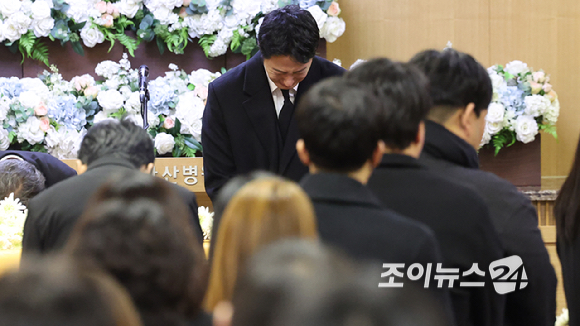 배우 고(故) 이순재의 영결식이 27일 서울 송파구 서울아산병원 장례식장에 엄수됐다. 배우 정일우가 눈물을 흘리고 있다. [사진=곽영래 기자]