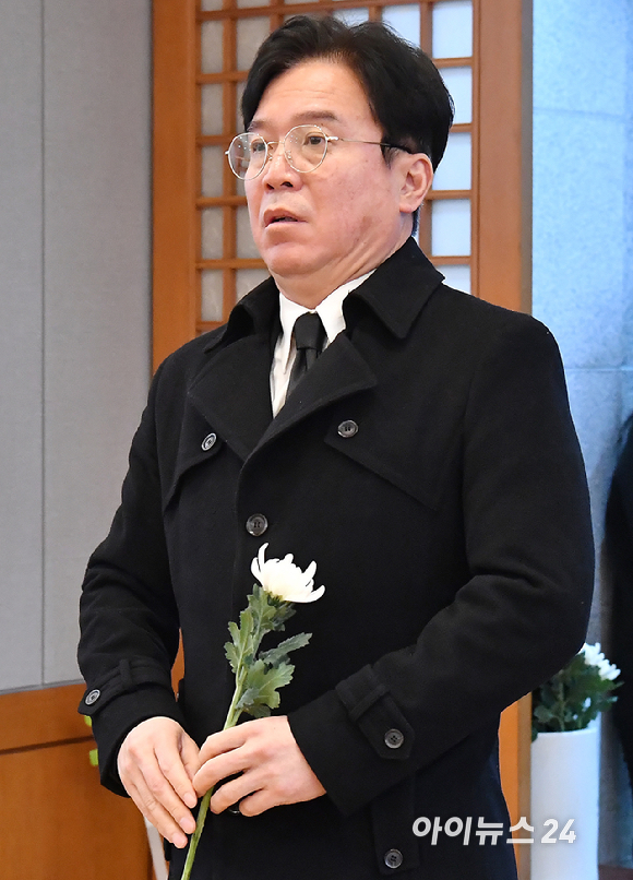 김영훈 고용노동부 장관이 28일 오전 서울 종로구 서울대학교병원 장례식장에 마련된 故 이해찬 전 국무총리의 빈소에서 조문을 하고 있다. [사진=곽영래 기자]