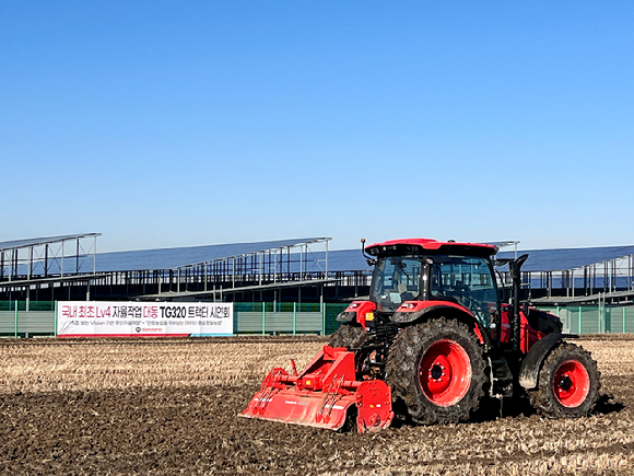 대동이 4단계 자율작업 AI 트랙터 시연회를 진행하고 있다. [사진=대동]